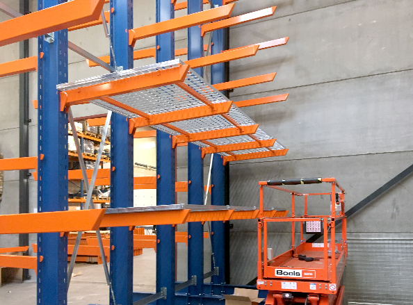 Support bars for heavy cantilever racks